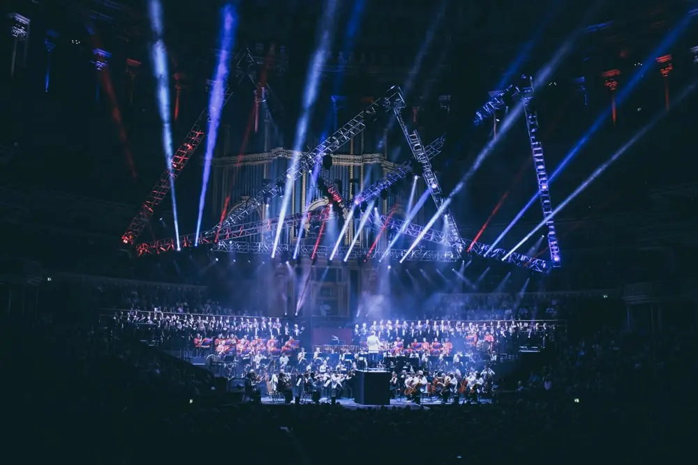 Magnifique concert avec de nombreuses lumières et un grand chœur