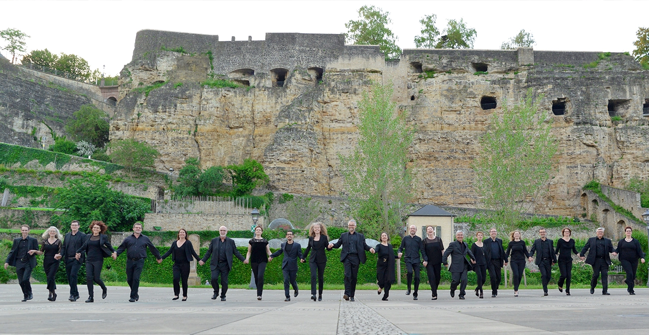 The Ensemble Vocal du Luxembourg outside under a blue sky a picture by Thierry Frentz