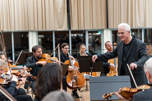 Jeannot Weimerskirch is conducting a concert
