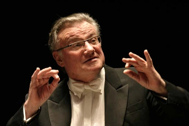 Pierre Cao is conducting a concert